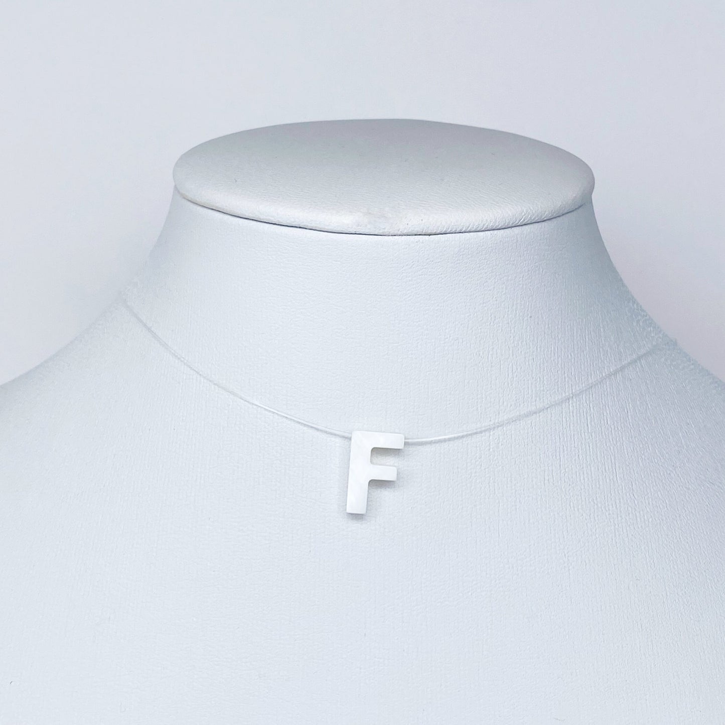 Collar de letra de nácar en hilo fantasma