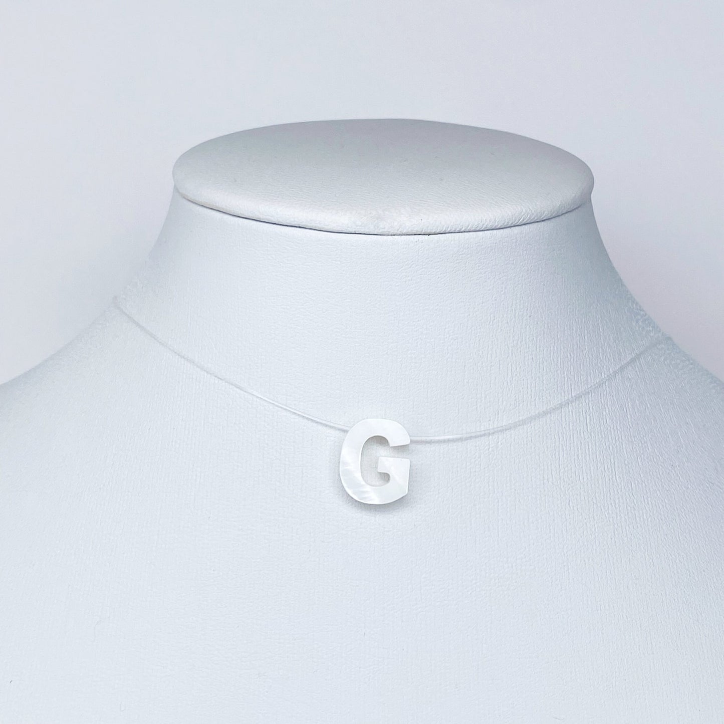 Collar de letra de nácar en hilo fantasma