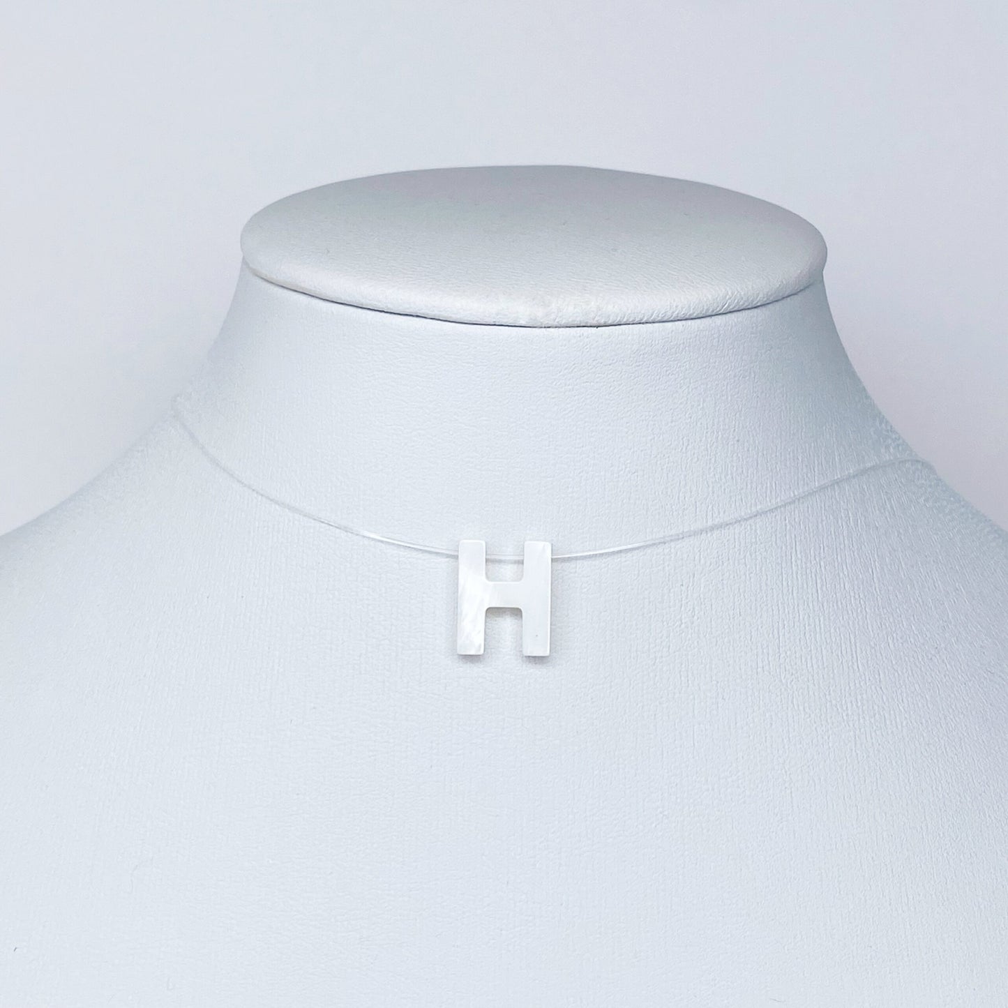 Collar de letra de nácar en hilo fantasma