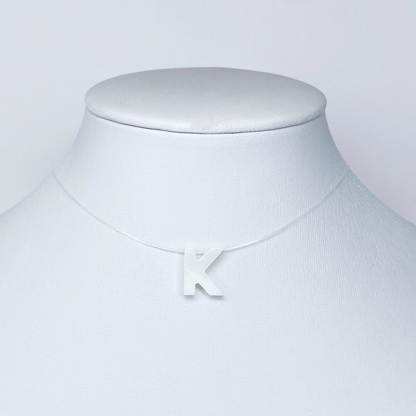 Collar de letra de nácar en hilo fantasma