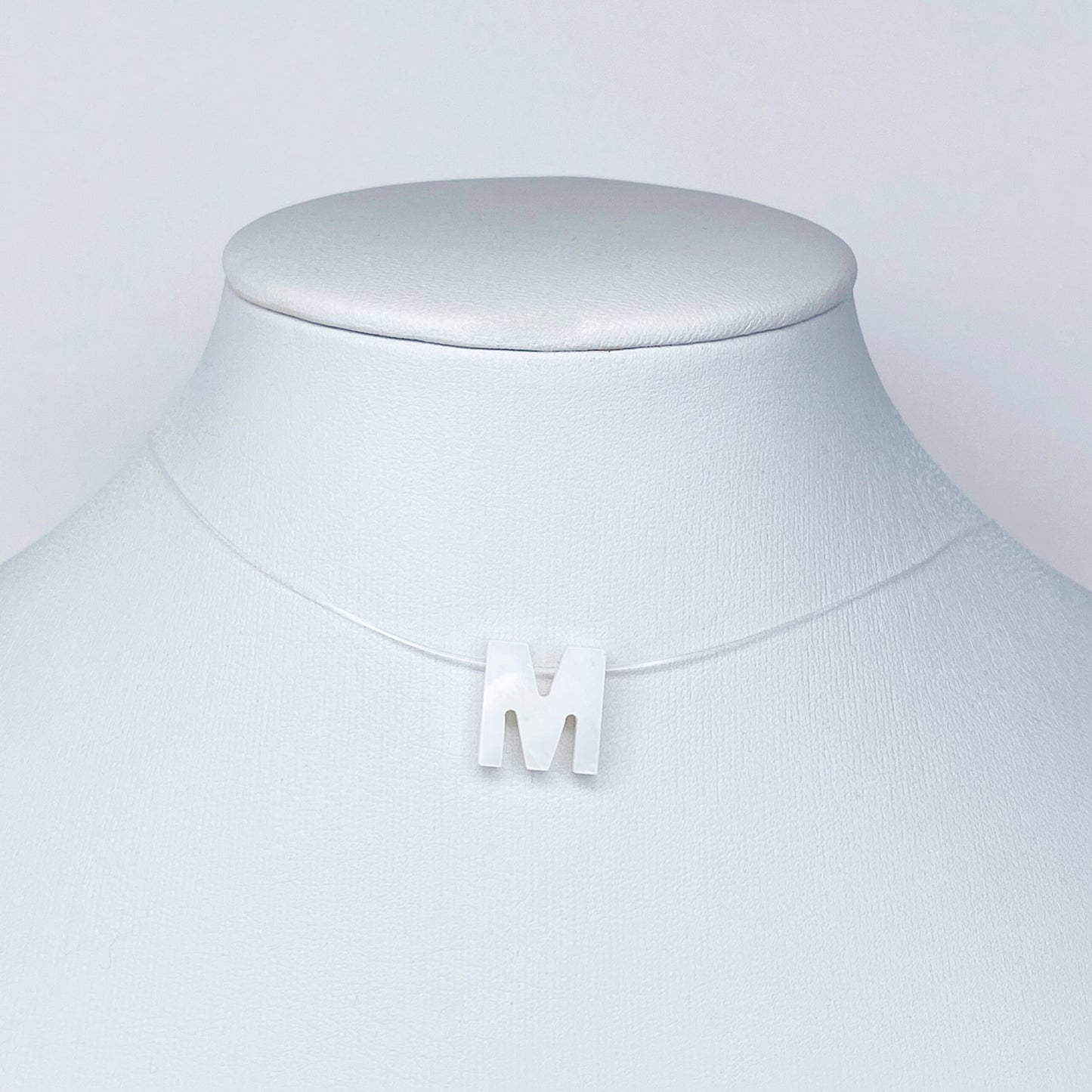 Collar de letra de nácar en hilo fantasma
