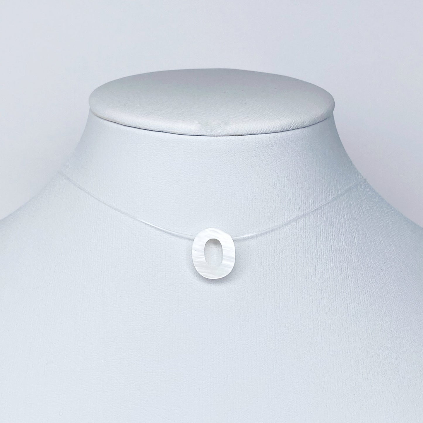 Collar de letra de nácar en hilo fantasma