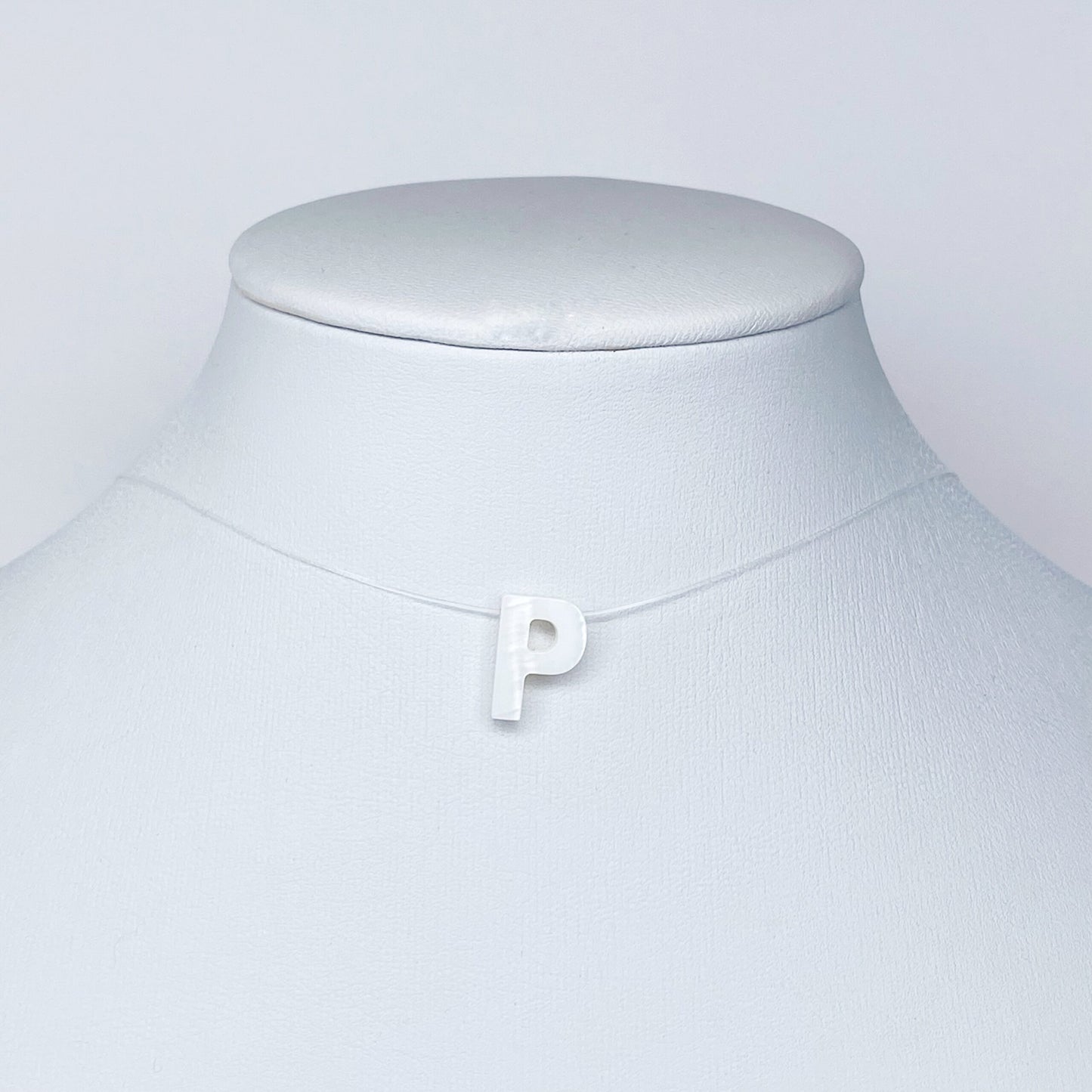 Collar de letra de nácar en hilo fantasma