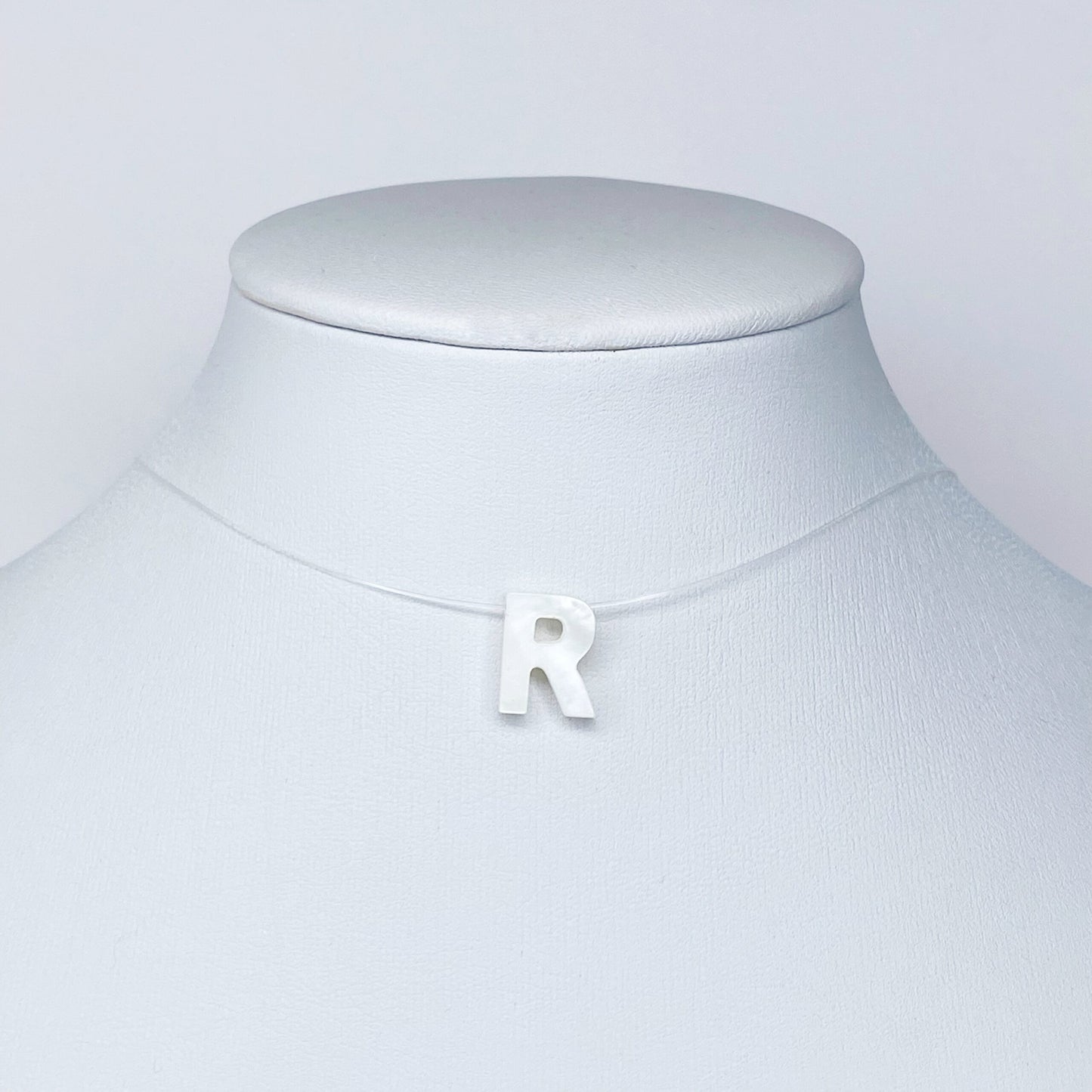 Collar de letra de nácar en hilo fantasma