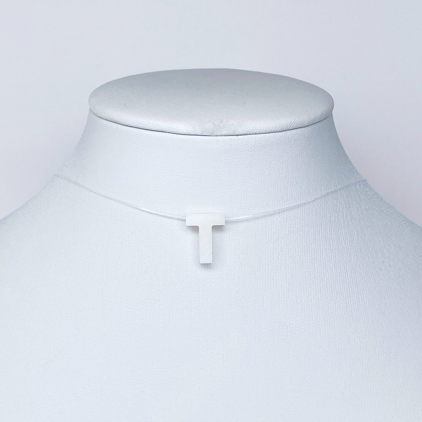 Collar de letra de nácar en hilo fantasma