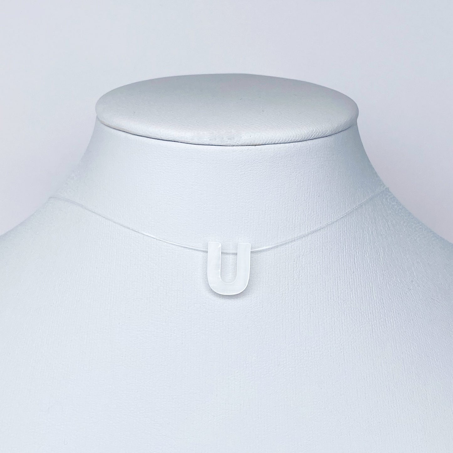 Collar de letra de nácar en hilo fantasma