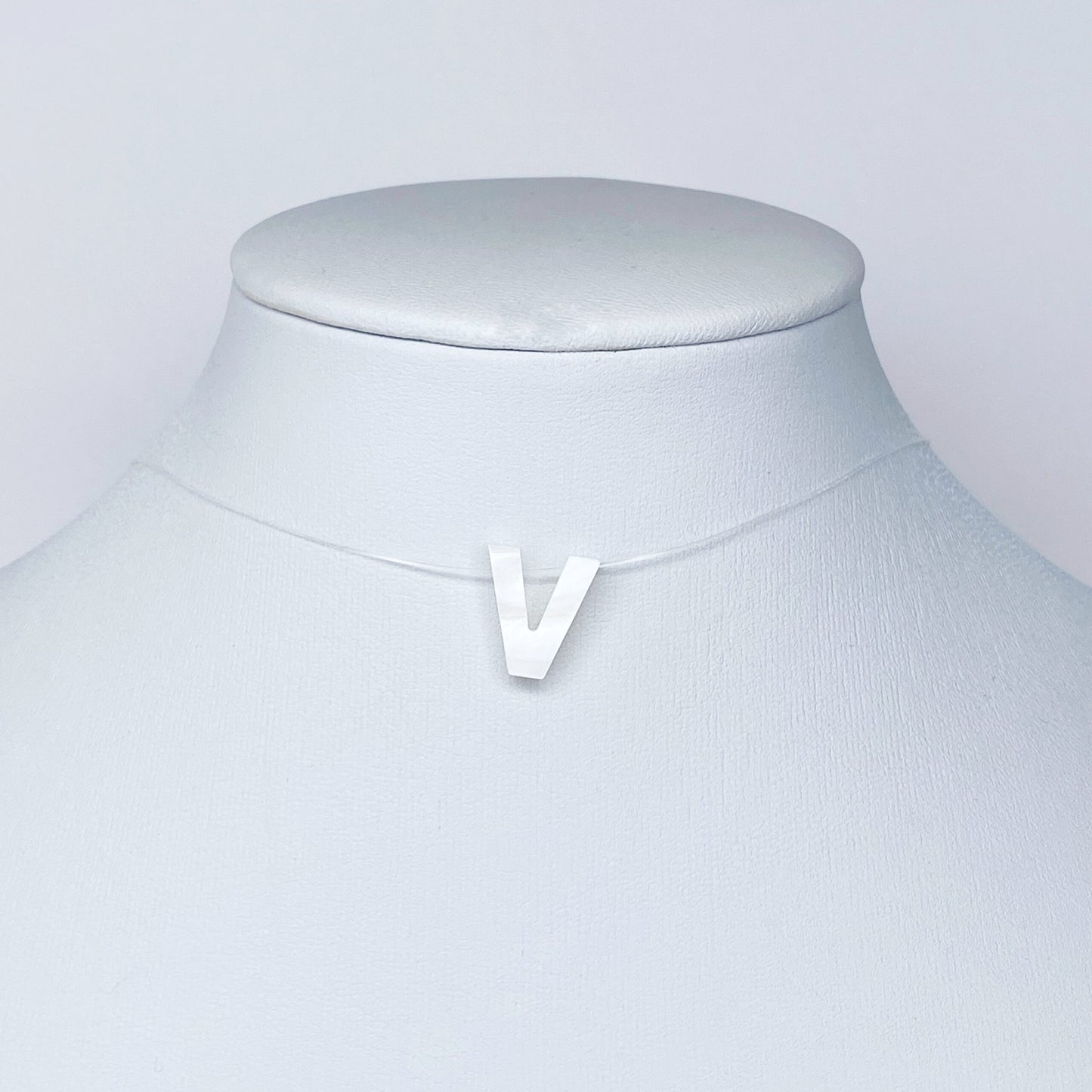 Collar de letra de nácar en hilo fantasma