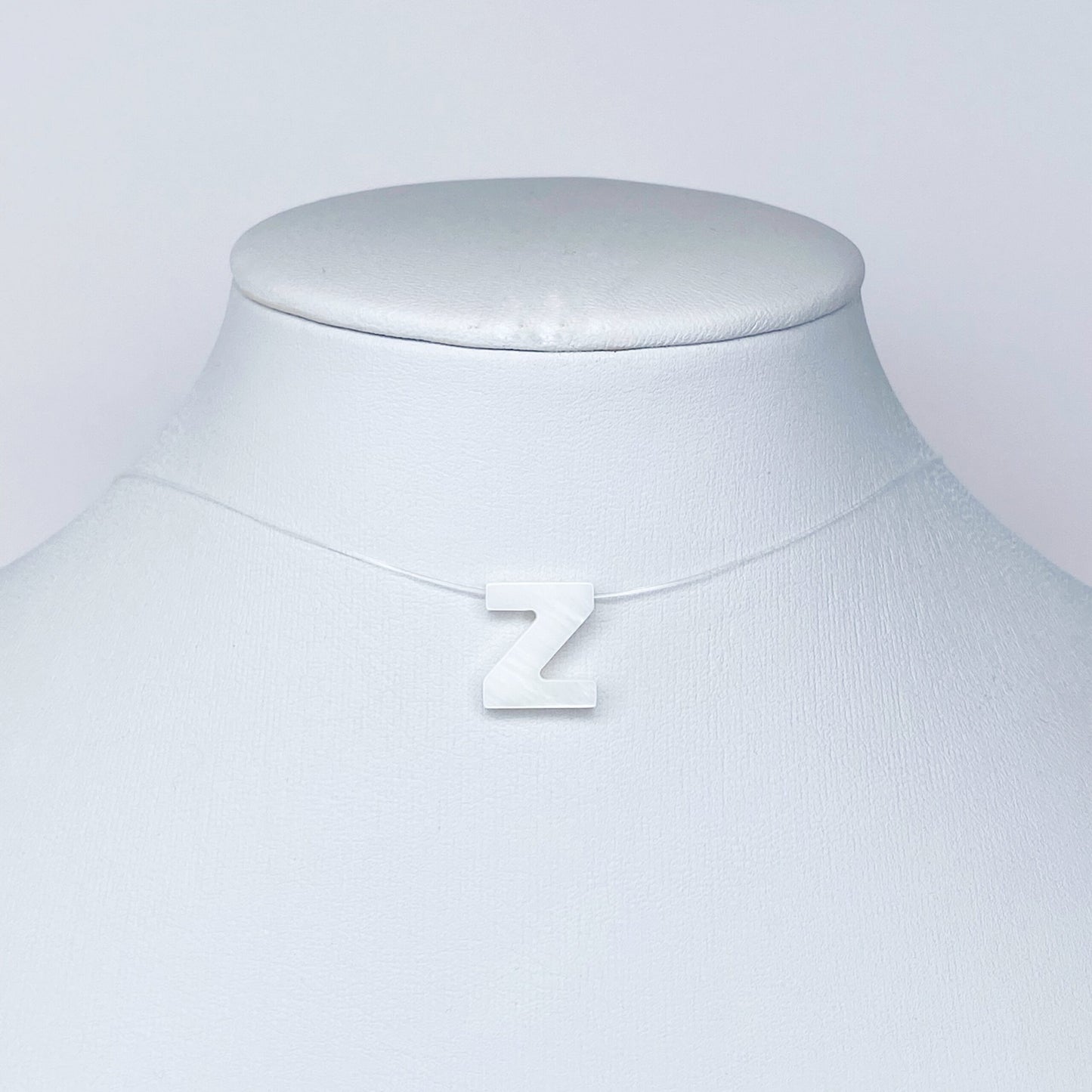 Collar de letra de nácar en hilo fantasma
