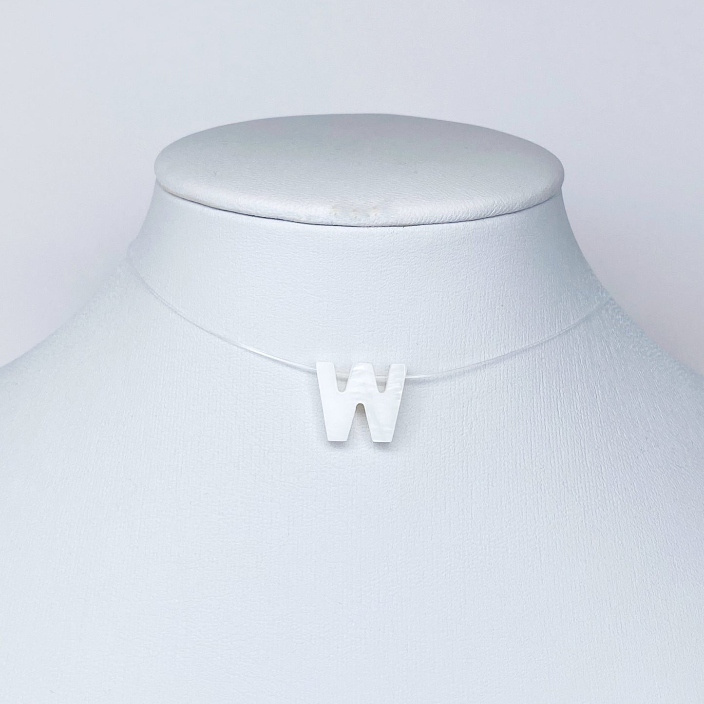 Collar de letra de nácar en hilo fantasma