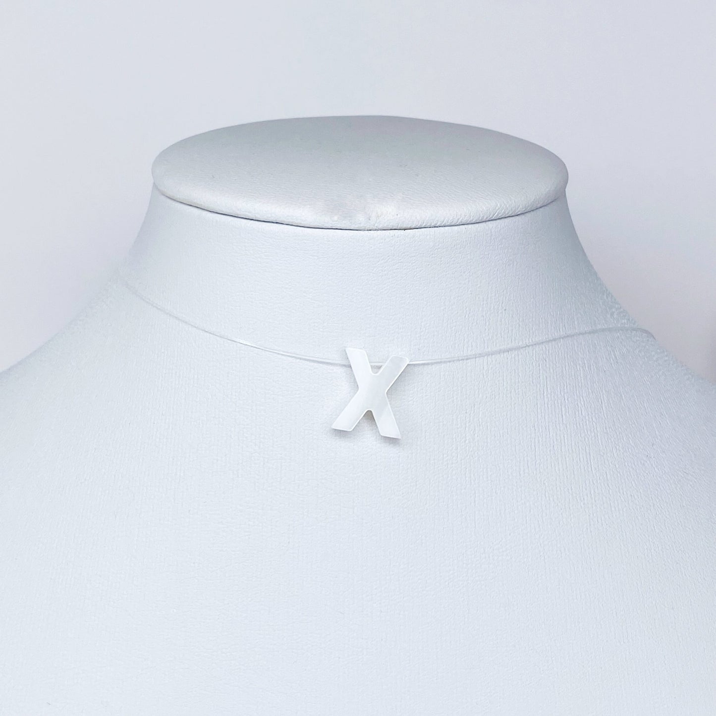Collar de letra de nácar en hilo fantasma