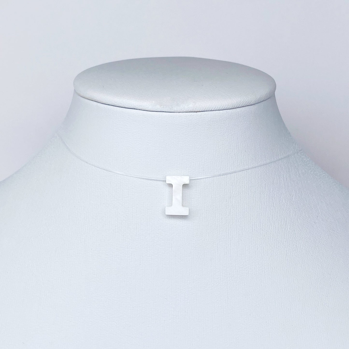 Collar de letra de nácar en hilo fantasma