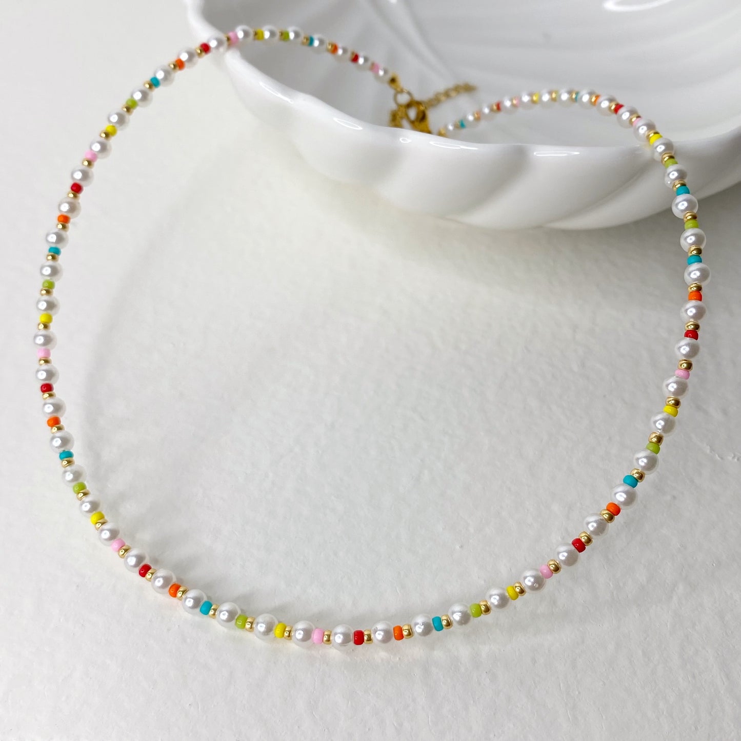 Collar de perlas con mostacillas coloridas
