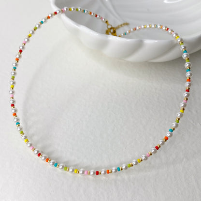 Collar de perlas con mostacillas coloridas