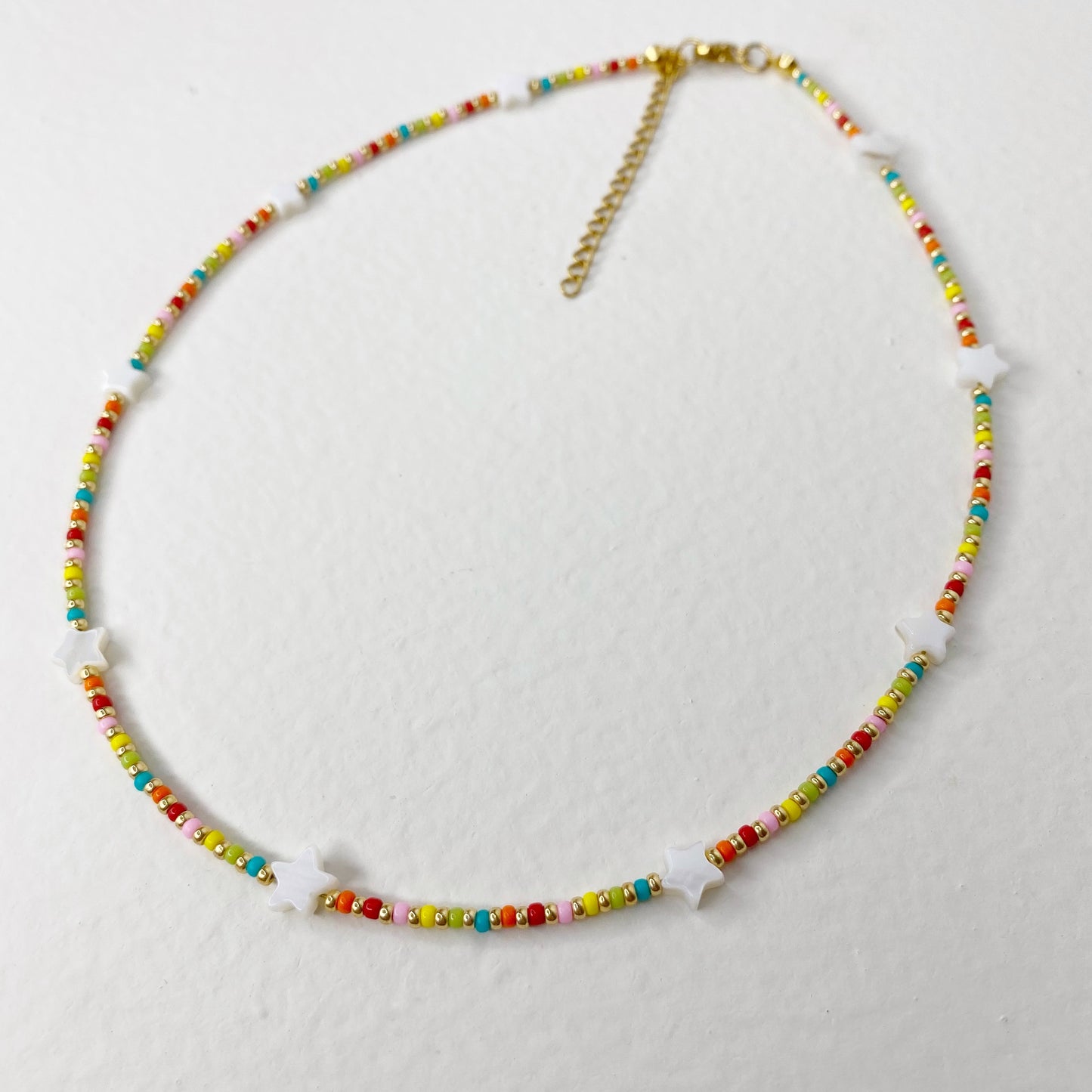 Collar de mostacillas coloridas con estrellas en nácar
