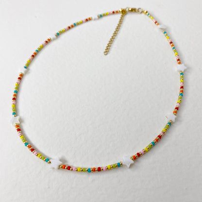 Collar de mostacillas coloridas con estrellas en nácar