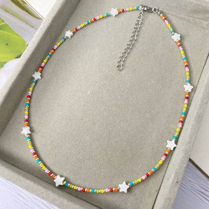 Collar de mostacillas coloridas con estrellas en nácar