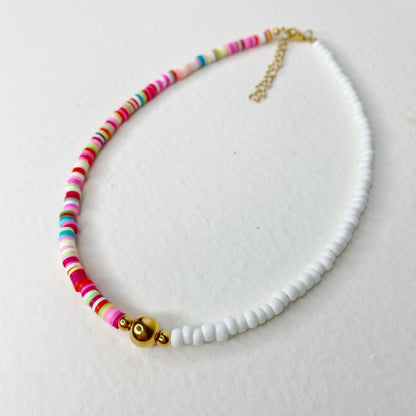 Collar de fymo colorido con bolas blancas y bola en acero