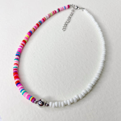 Collar de fymo colorido con bolas blancas y bola en acero