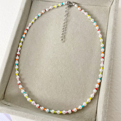 Collar de perlas con mostacillas coloridas