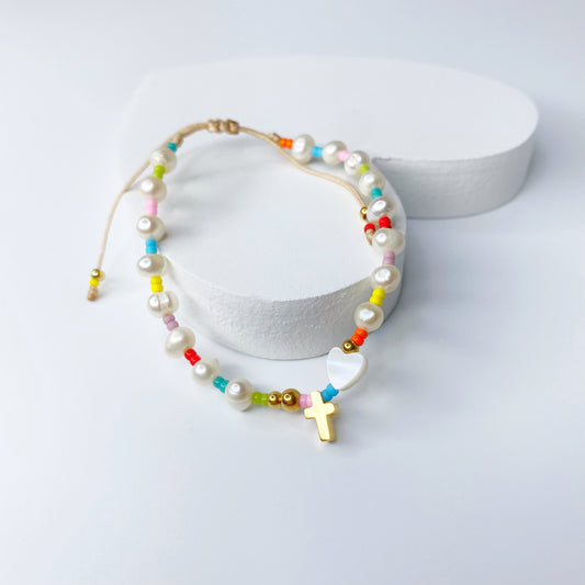 Pulsera de cruz y corazón de nácar con perlas de rio y mostacillas