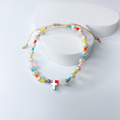 Pulsera de cruz y corazón de nácar con perlas de rio y mostacillas