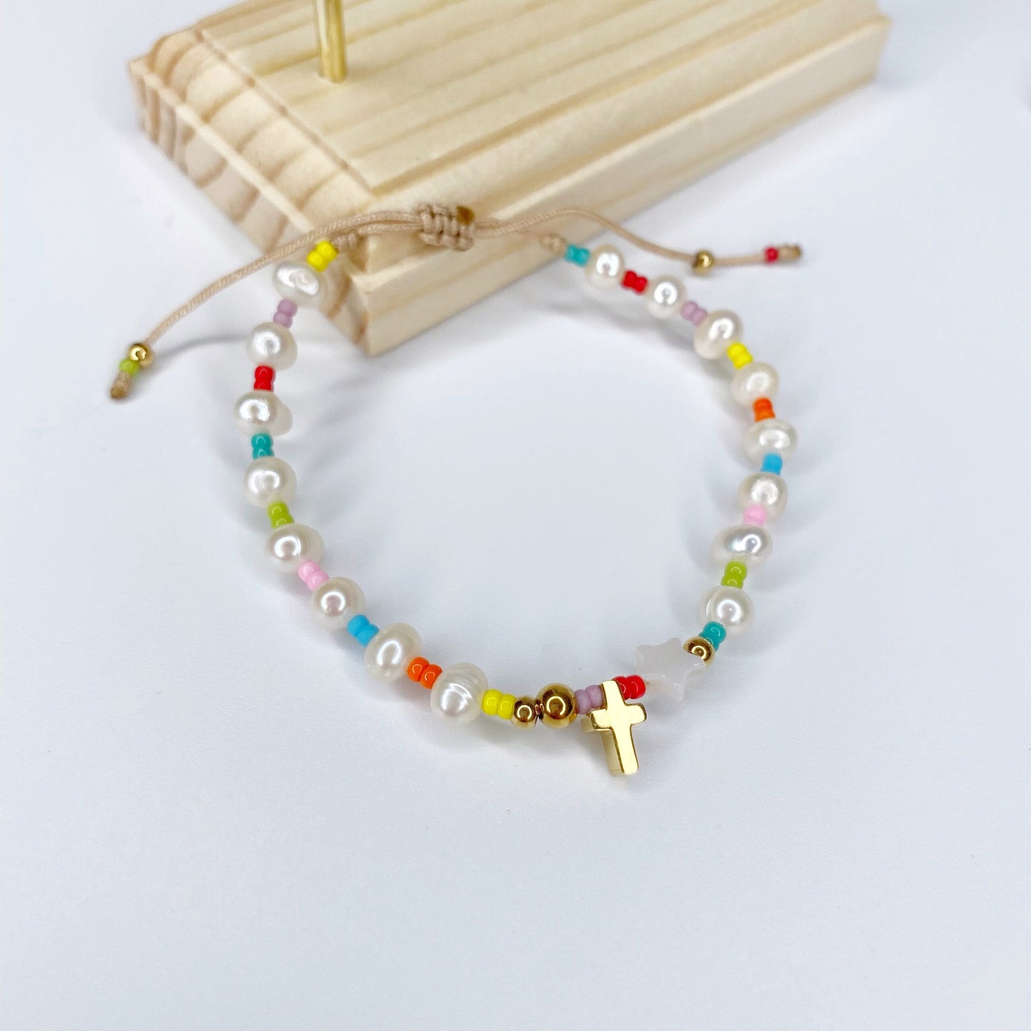 Pulsera de cruz y estrella de nácar con perlas de rio y mostacillas