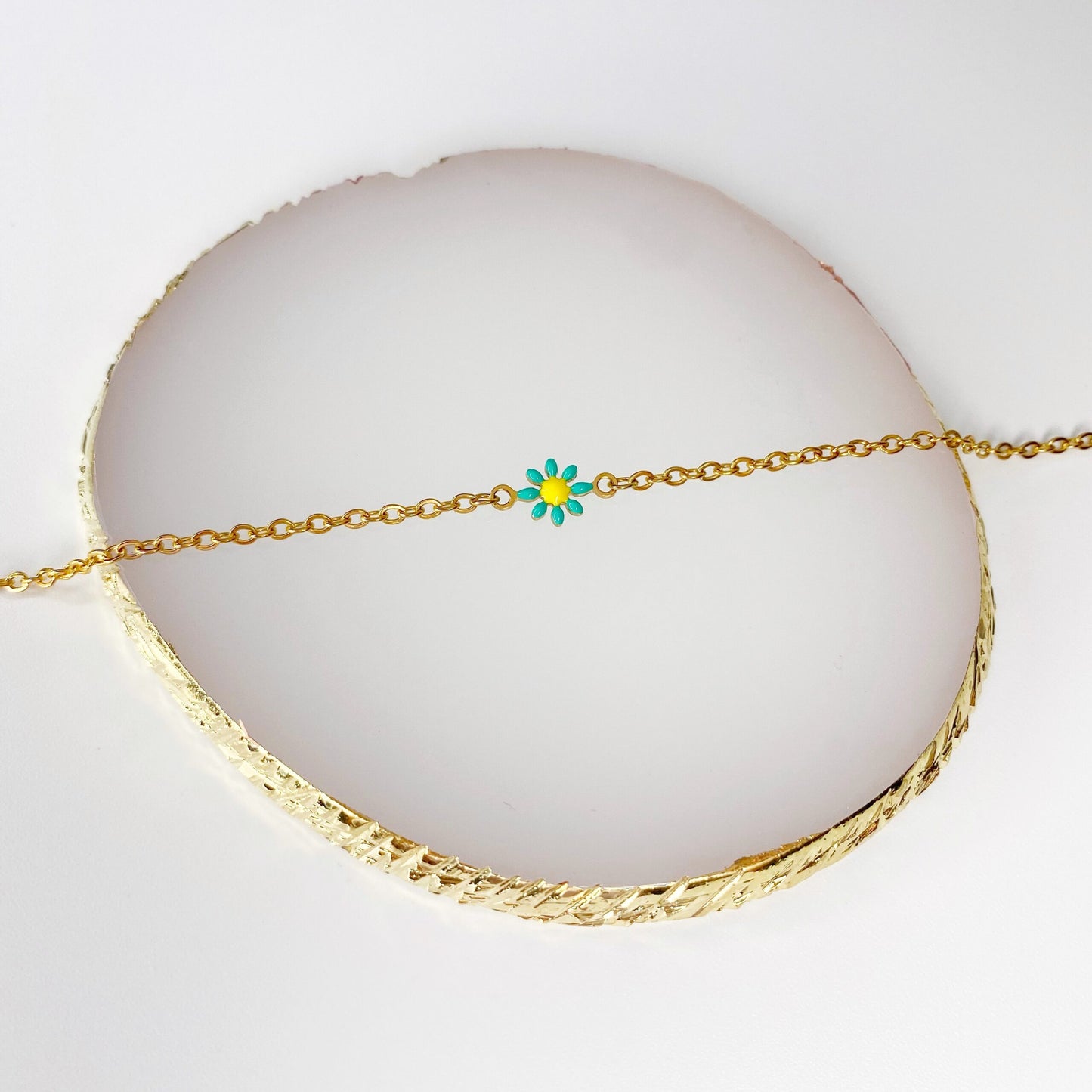 Pulsera con flor colorida