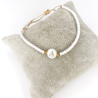 Pulsera de iniciales doradas con mostacillas blancas