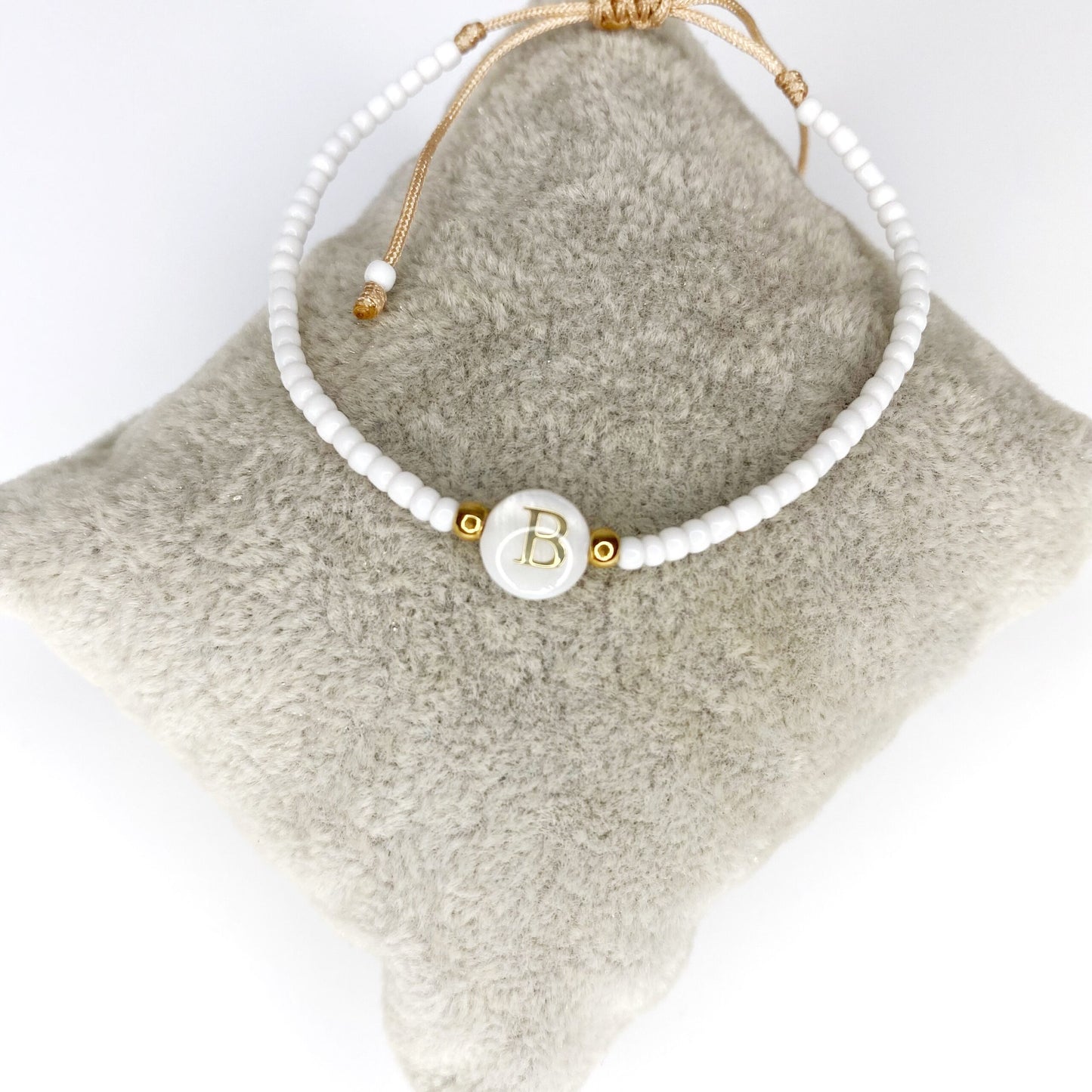 Pulsera de iniciales doradas con mostacillas blancas