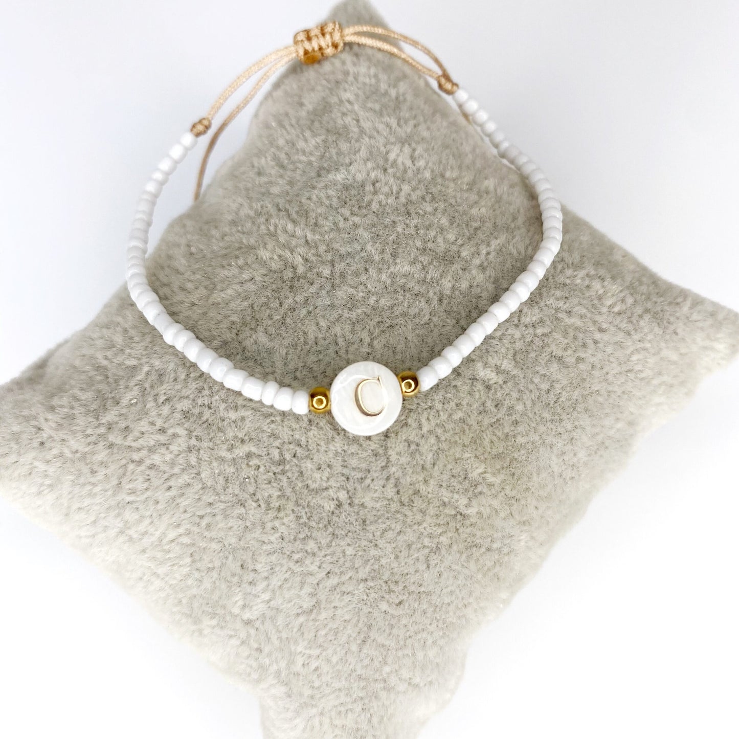 Pulsera de iniciales doradas con mostacillas blancas