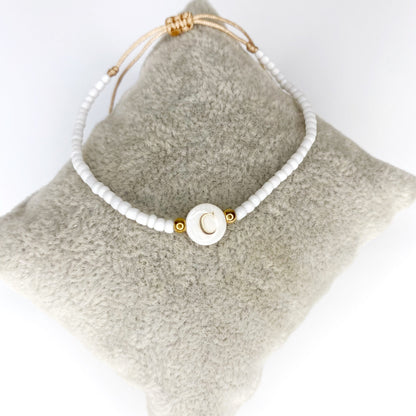 Pulsera de iniciales doradas con mostacillas blancas