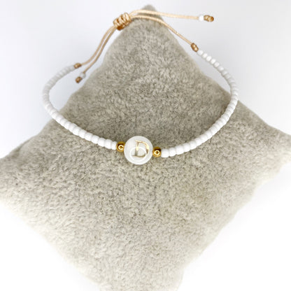 Pulsera de iniciales doradas con mostacillas blancas