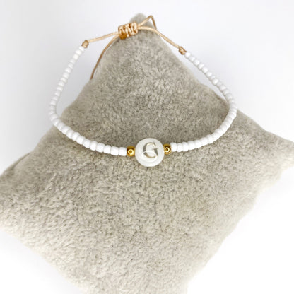 Pulsera de iniciales doradas con mostacillas blancas