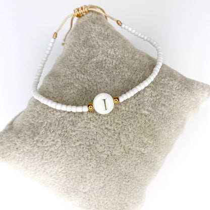 Pulsera de iniciales doradas con mostacillas blancas