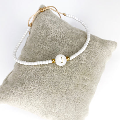 Pulsera de iniciales doradas con mostacillas blancas