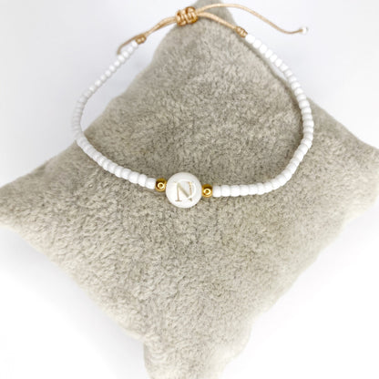 Pulsera de iniciales doradas con mostacillas blancas