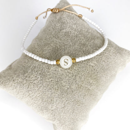 Pulsera de iniciales doradas con mostacillas blancas
