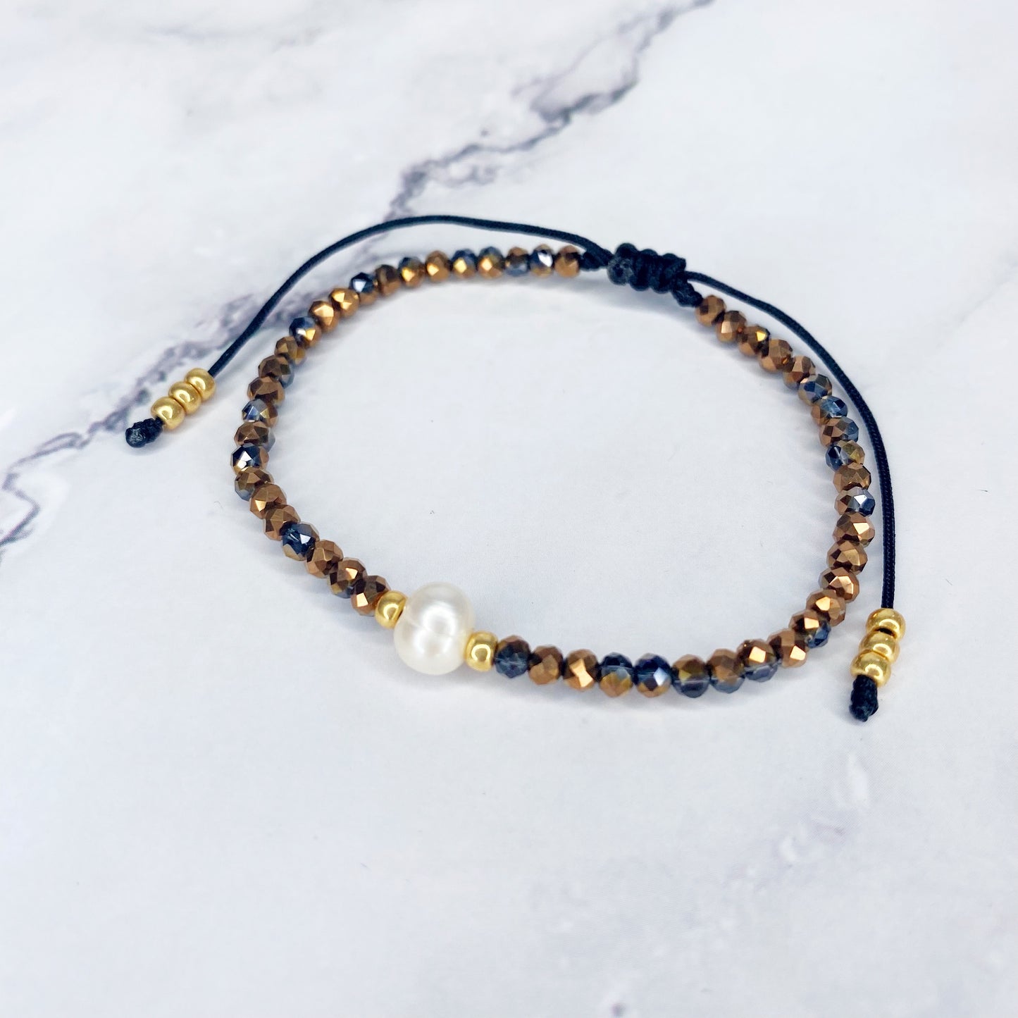 Pulsera de cristales con perla de rio