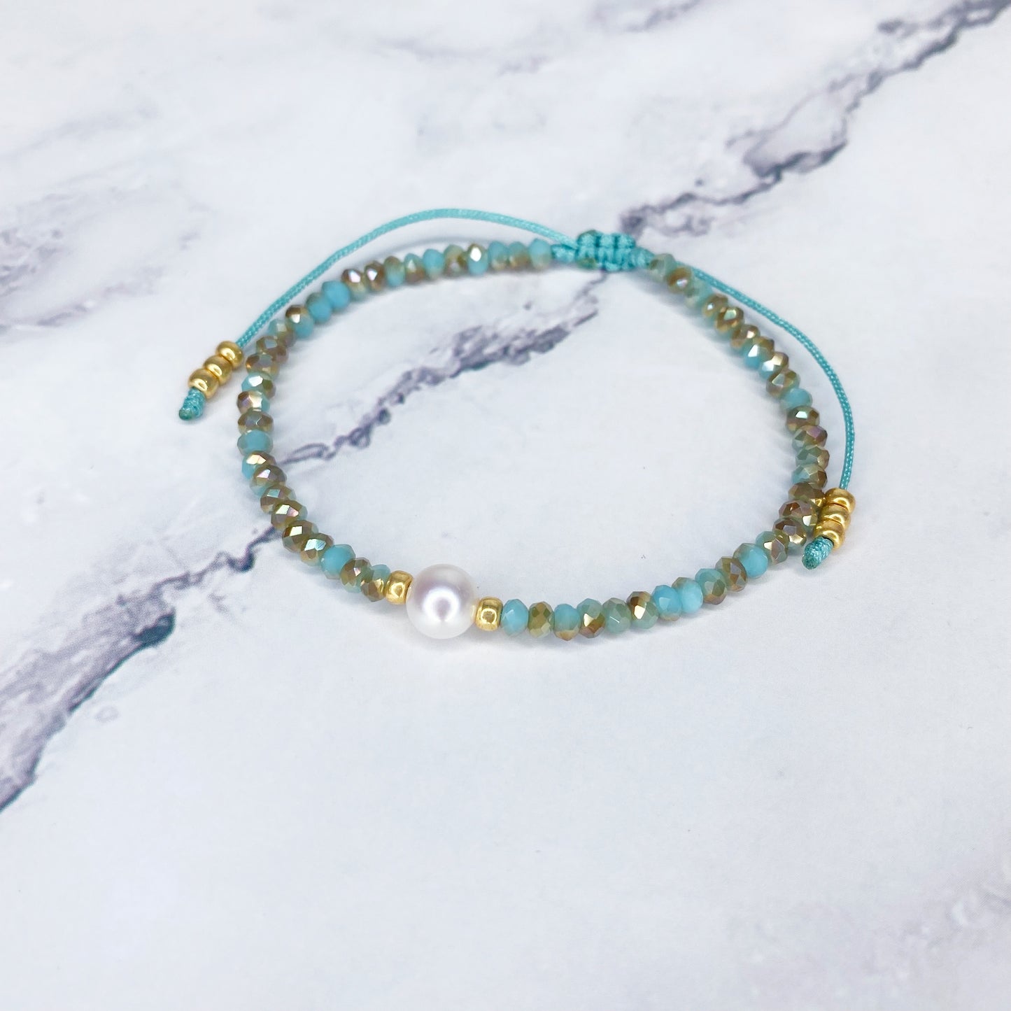 Pulsera de cristales con perla de rio