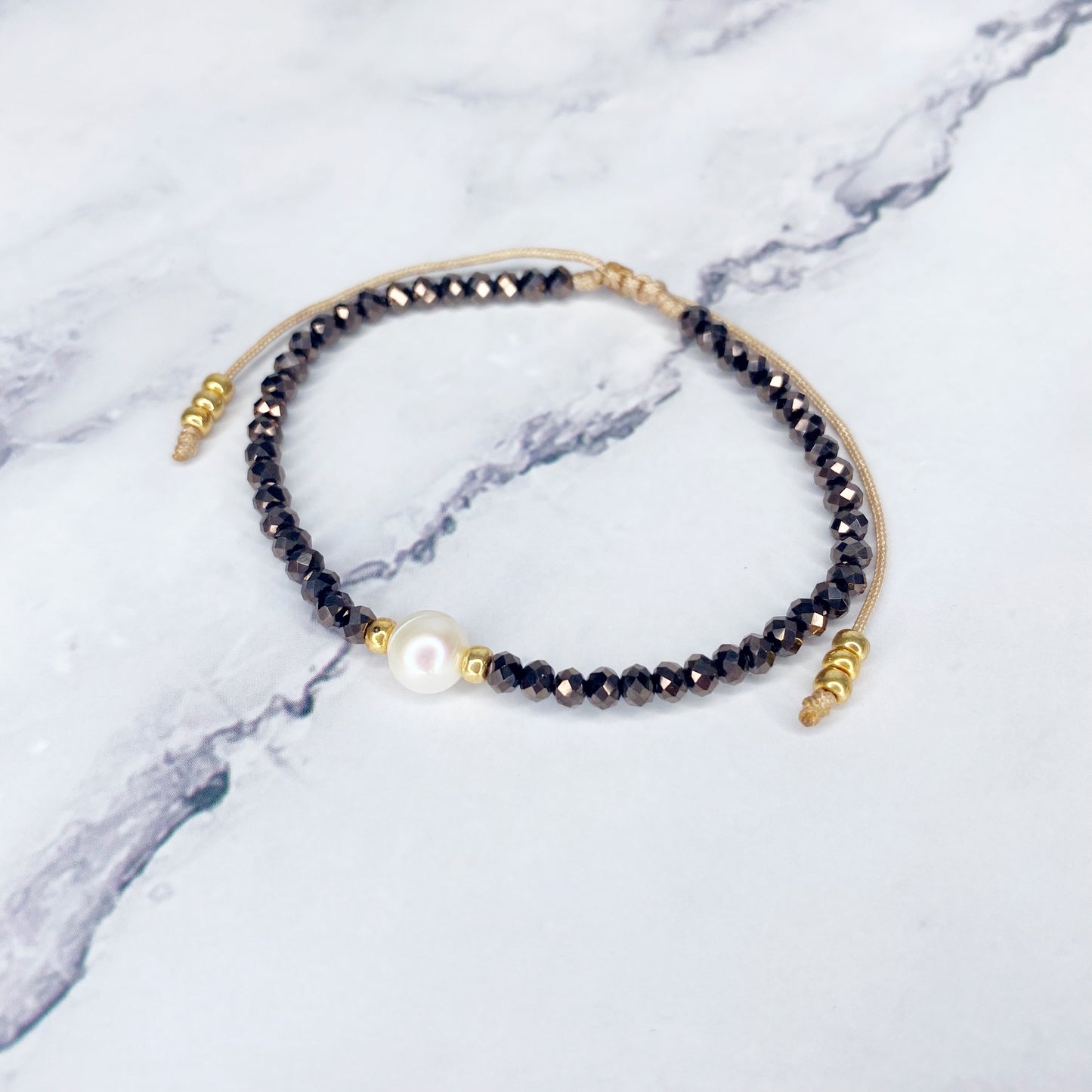 Pulsera de cristales con perla de rio