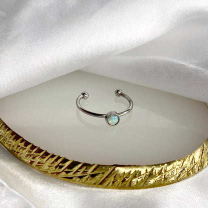 Anillo de ópalo sintético