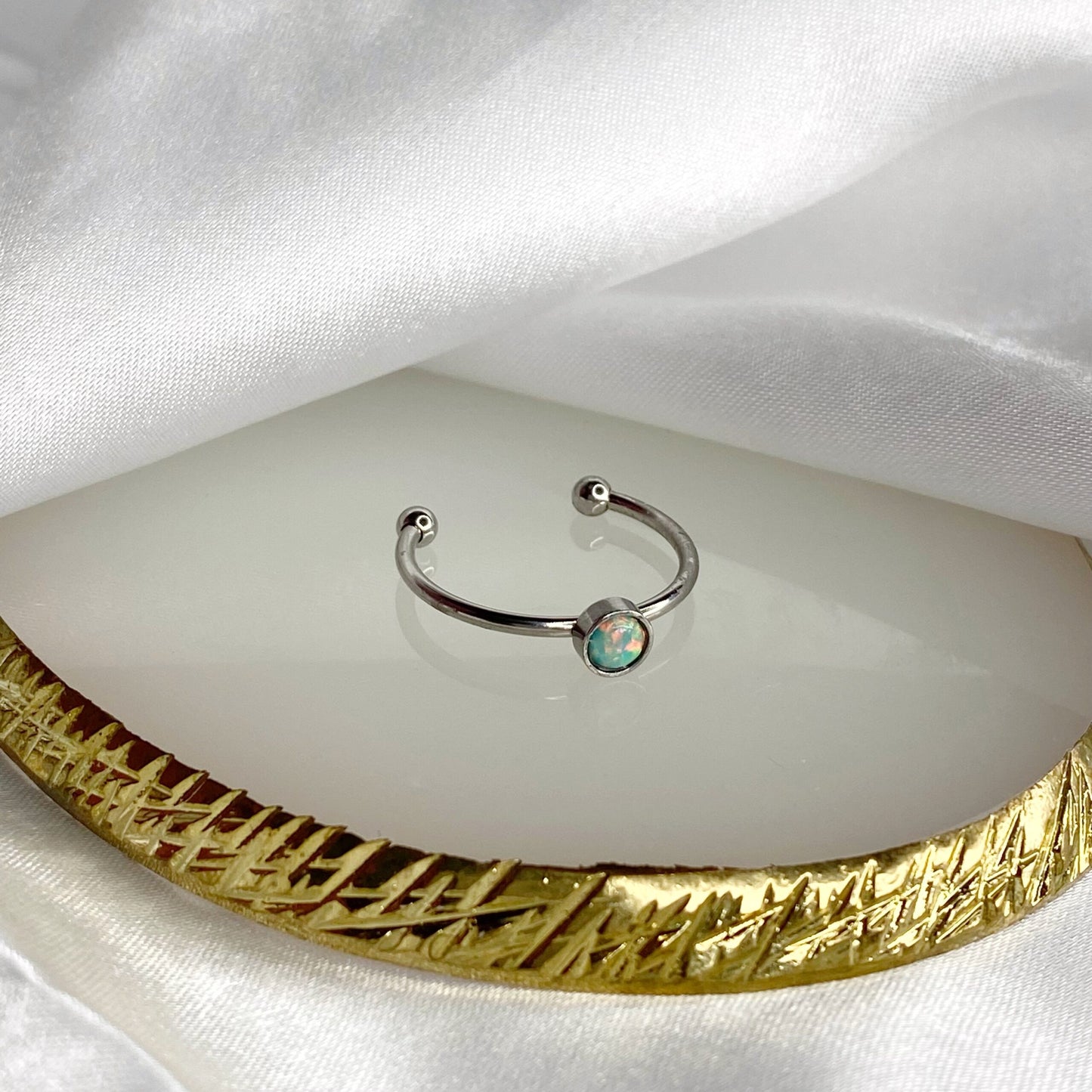 Anillo de ópalo sintético