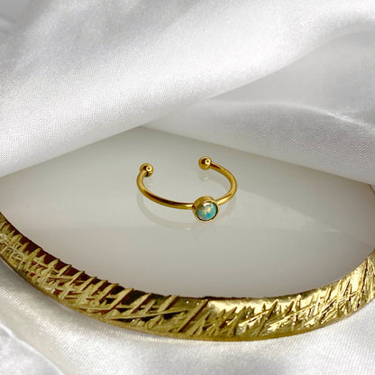 Anillo de ópalo sintético