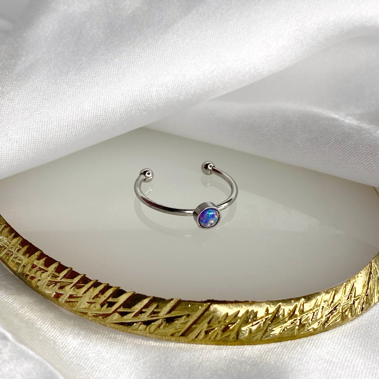Anillo de ópalo sintético