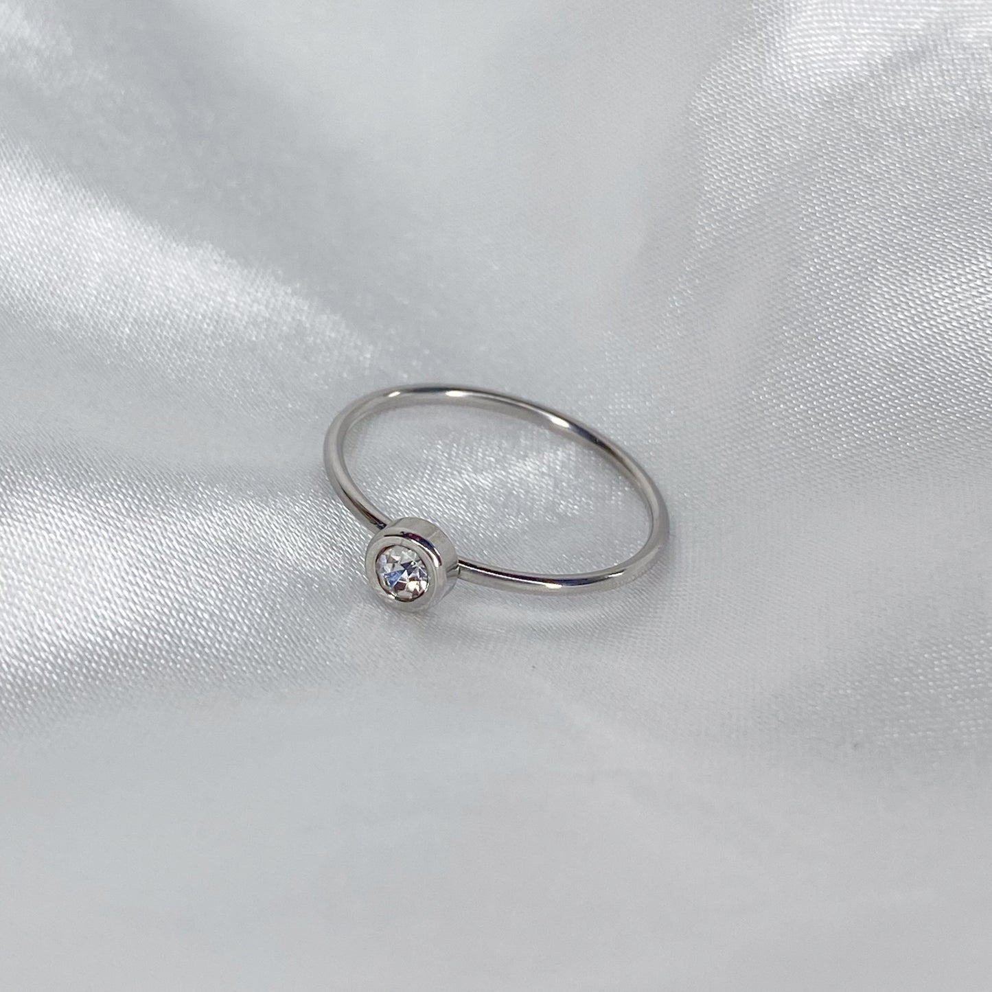 Anillo de zirconia blanca