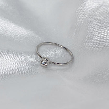 Anillo de zirconia blanca