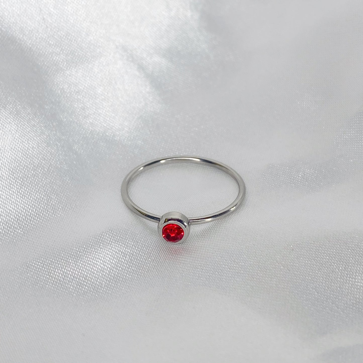 Anillo de zirconia roja