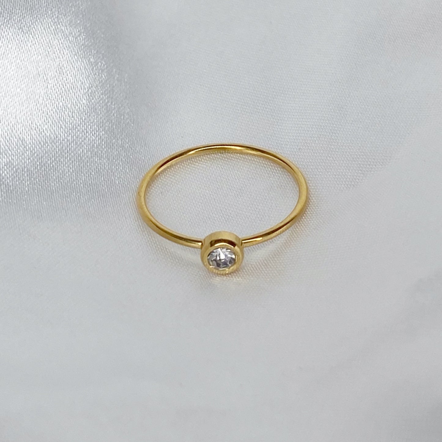 Anillo de zirconia blanca
