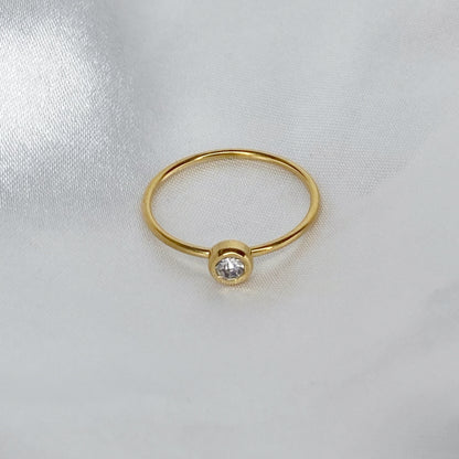 Anillo de zirconia blanca