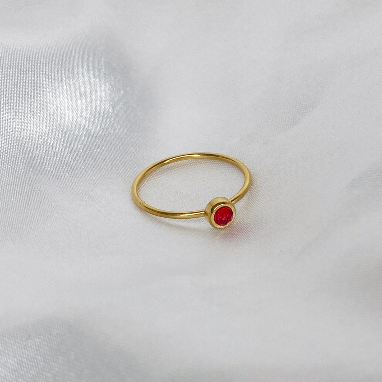 Anillo de zirconia roja